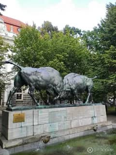 Скульптура «Быки» (Борющиеся зубры) — фото 2