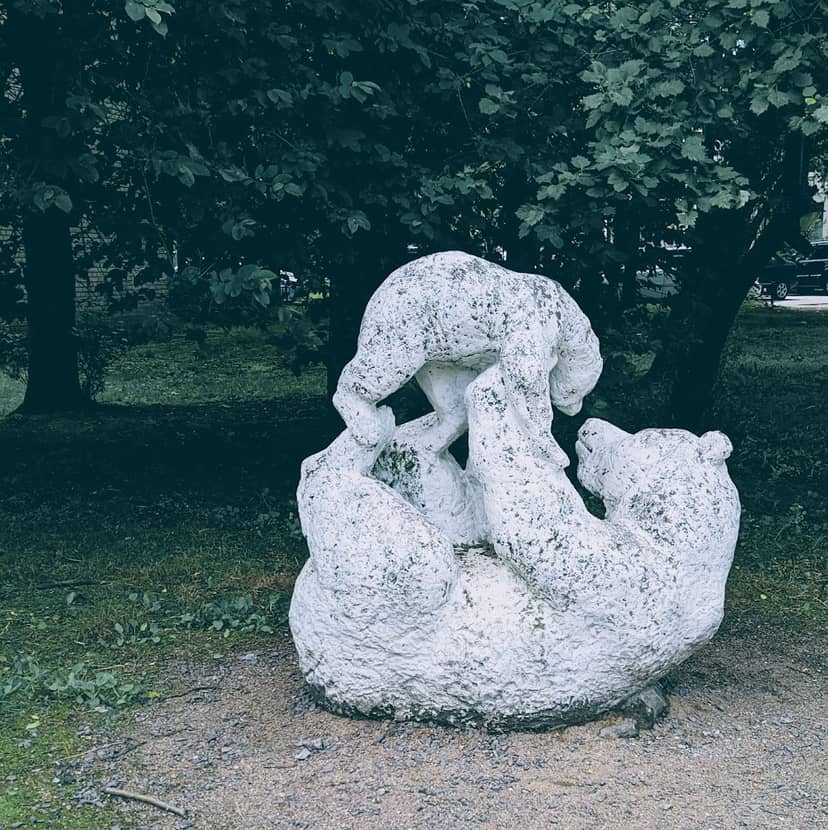Скульптурная группа "Медведица с медвежонком"