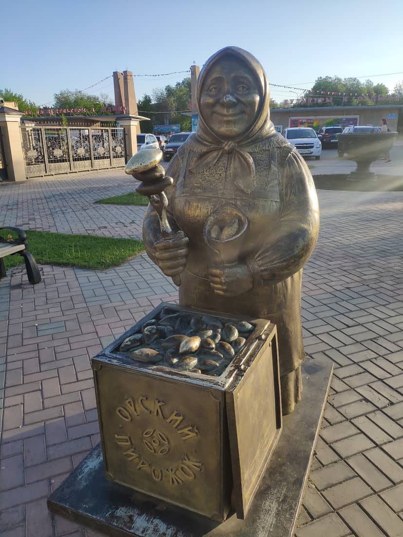 Памятник орскому пирожку