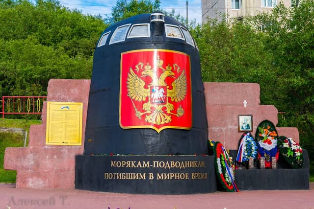 Маяк-памятник морякам и рубка АПЛ «Курск»