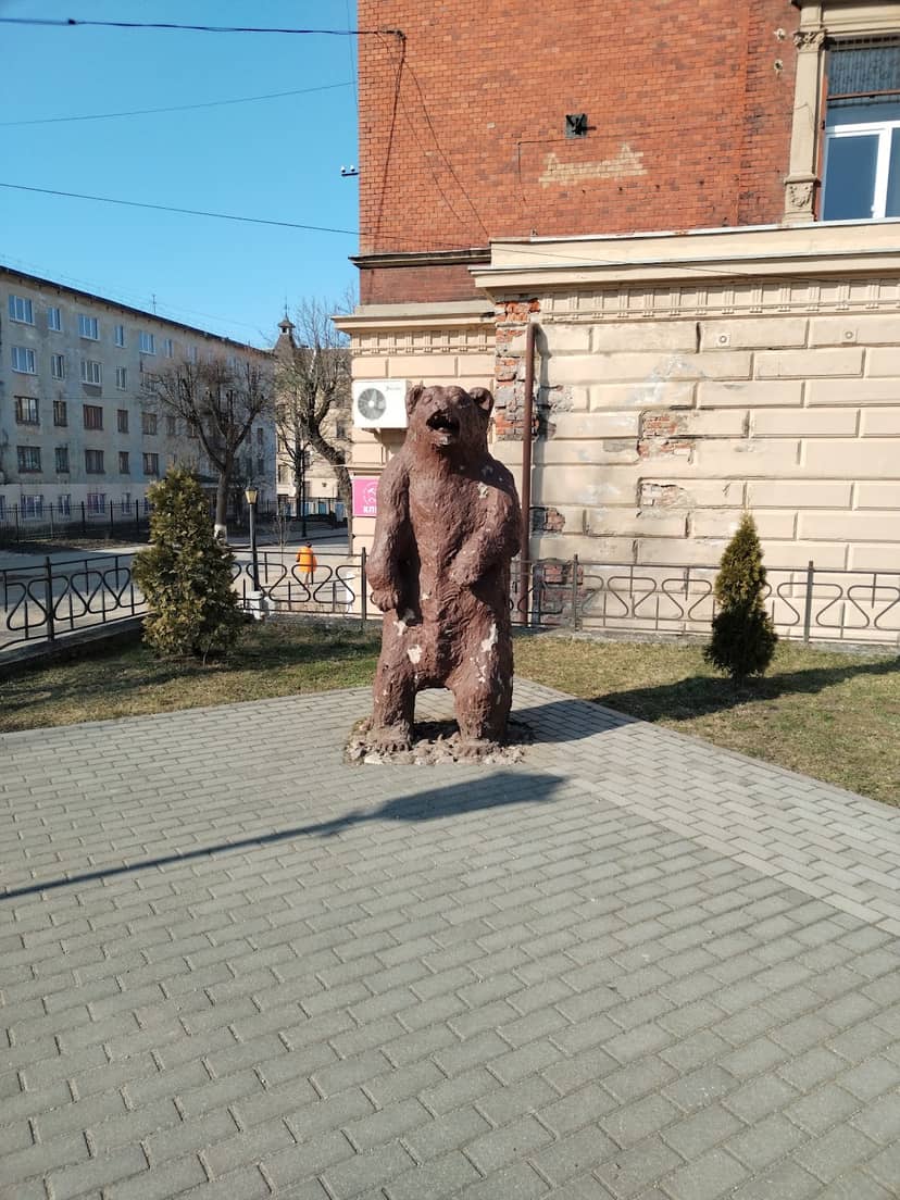 Скульптура медведя