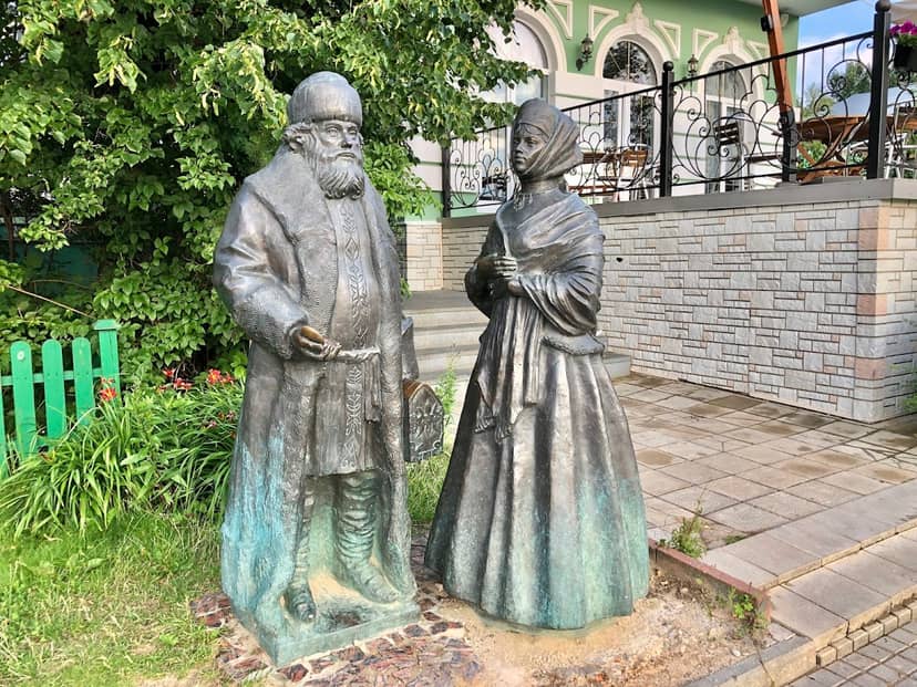 Пешеходная улица Кропоткинская со скульптурами «Горожане»