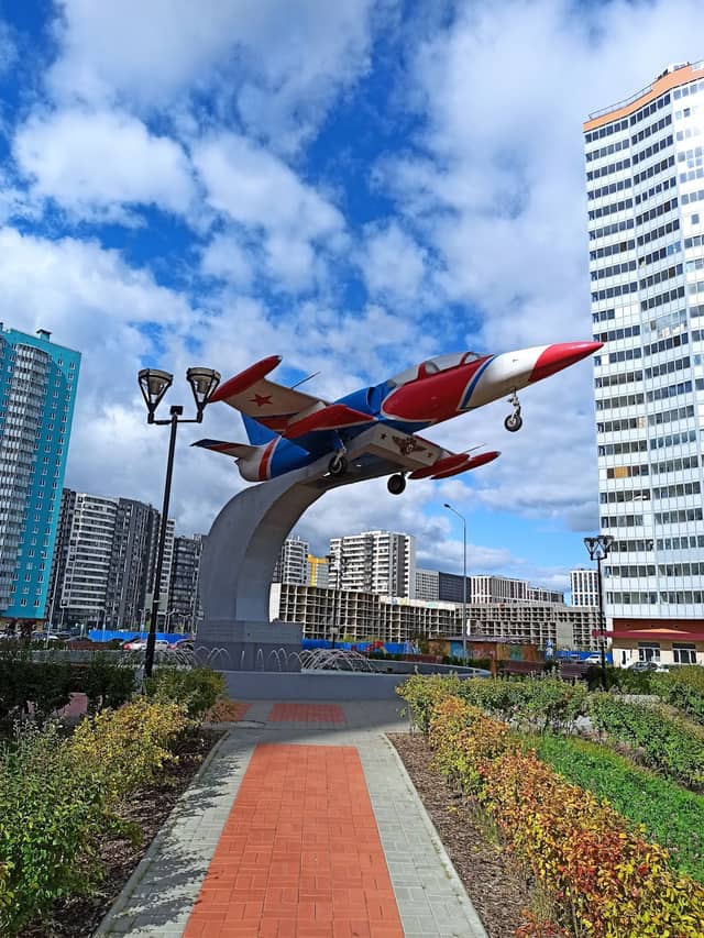 Мемориал «Авиаторам Балтики» (самолёт Л-39)
