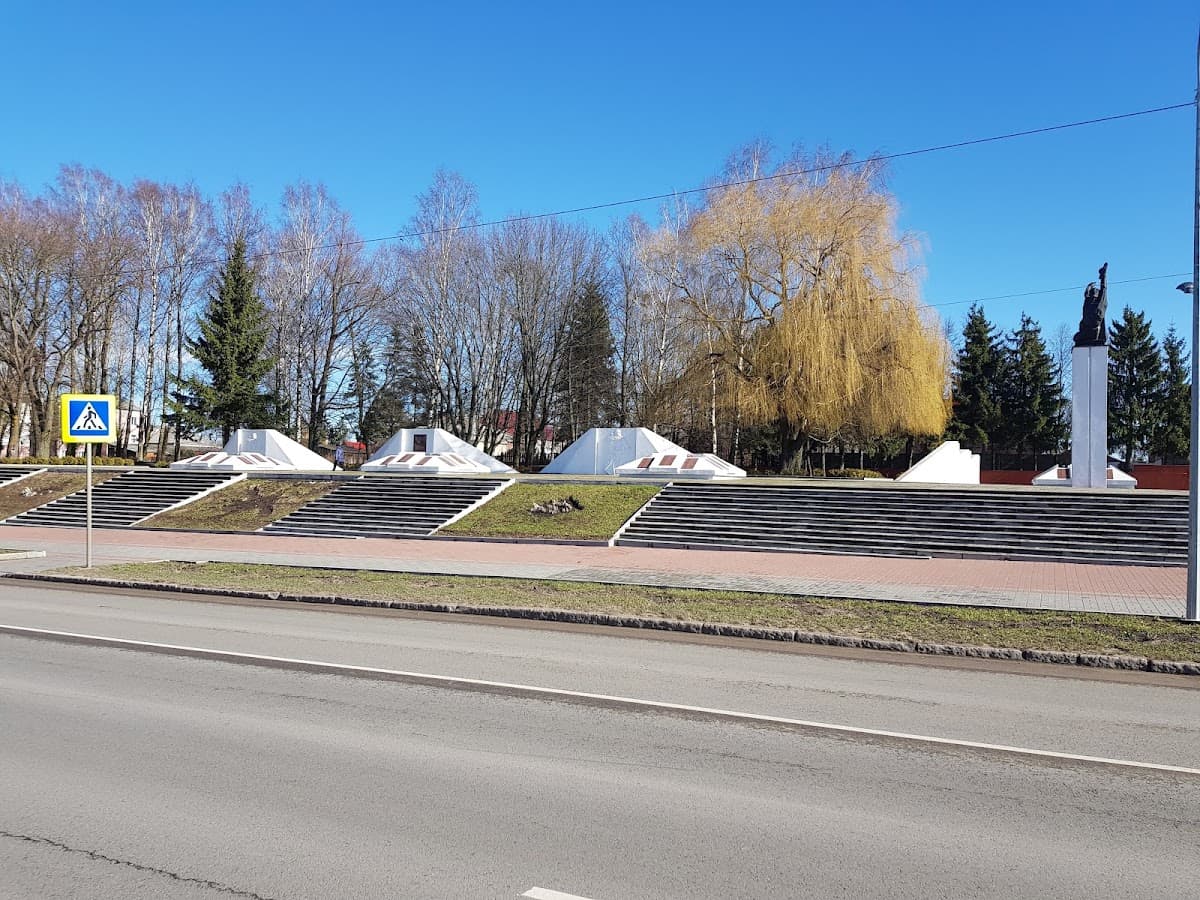 Памятный камень в городском парке Пилькаллена