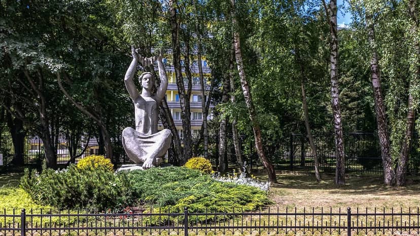 Скульптура девушки с колье из янтаря