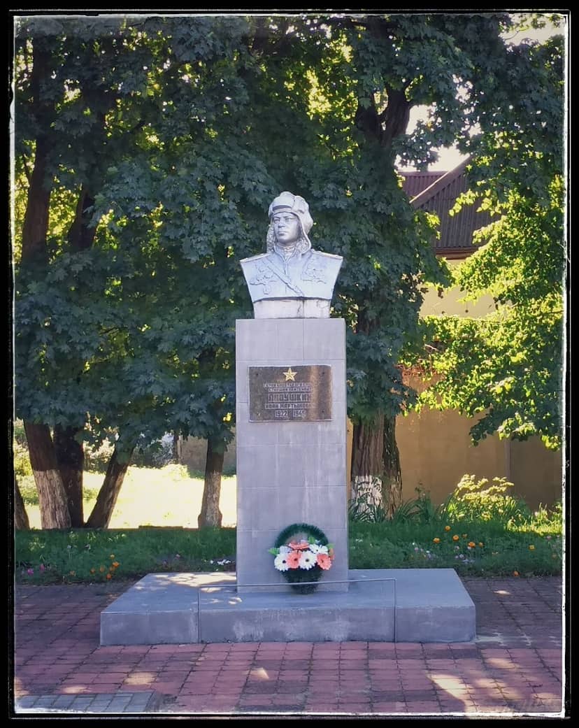 Памятник экипажу МРТР-261 "Ладушкин"