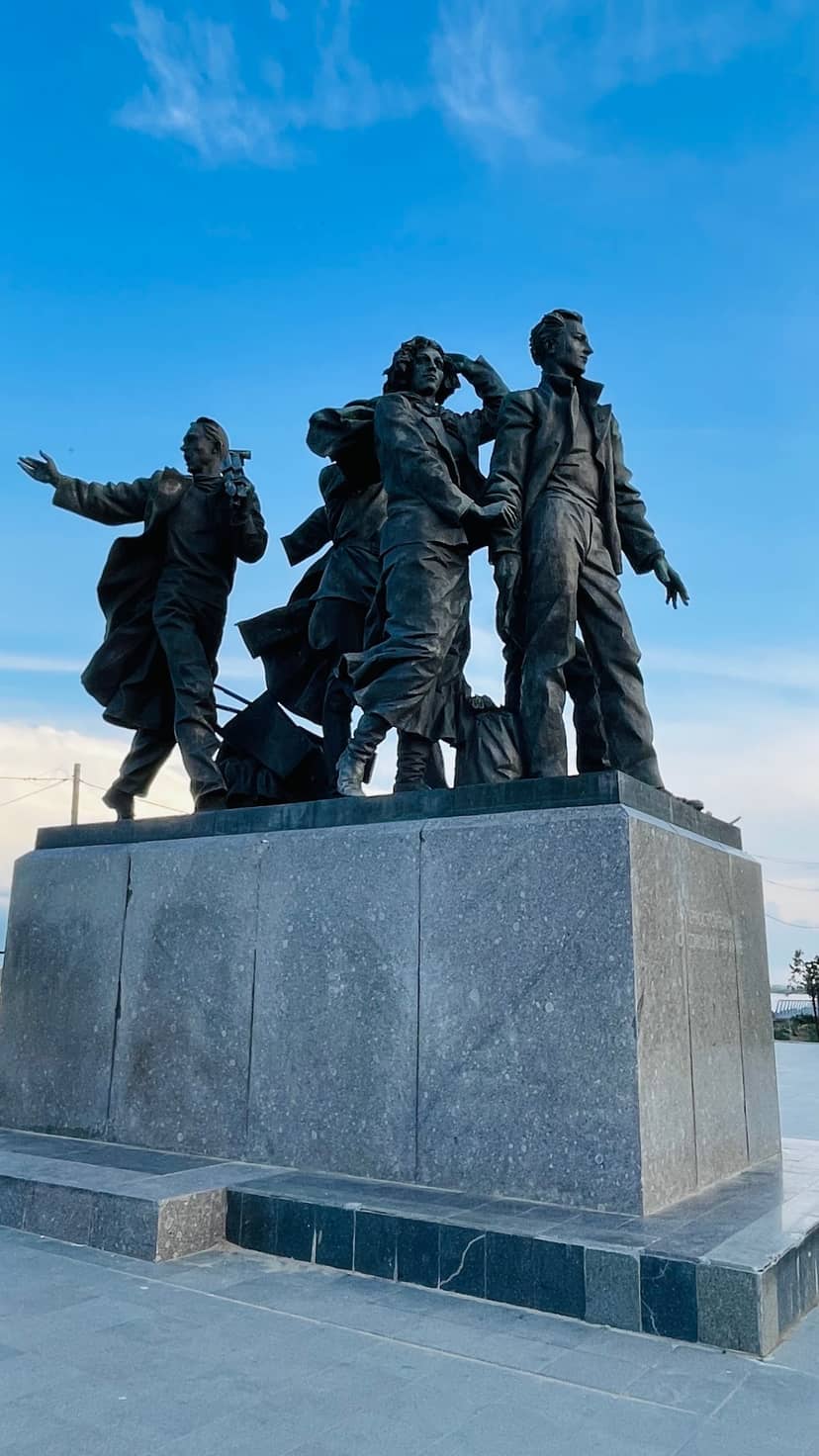 Памятный камень первостроителям