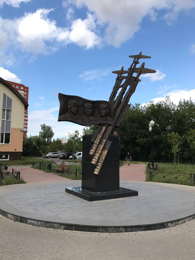 Памятник группе «Любэ» («Ребята с нашего двора»)