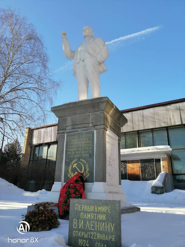 Первый в мире памятник В. И. Ленину