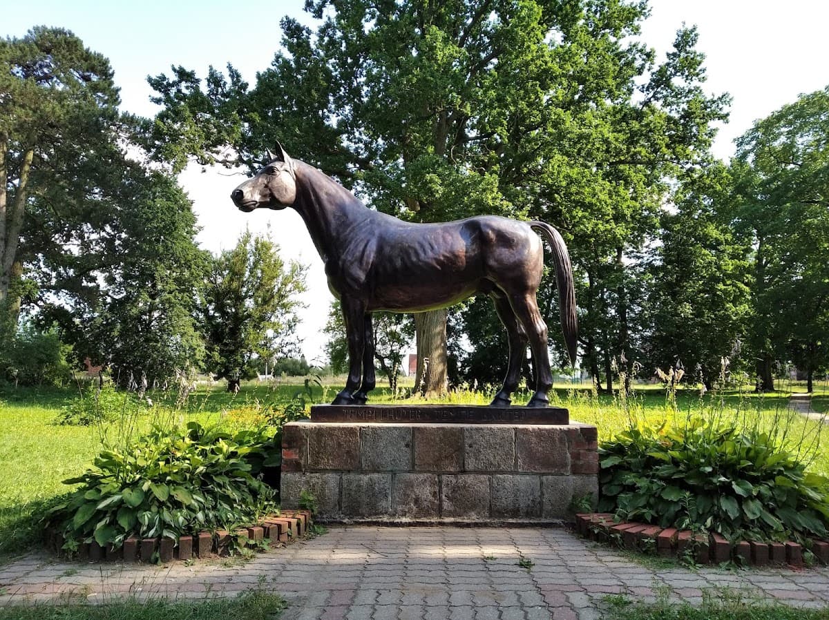 Памятник жеребцу Темпельхютеру