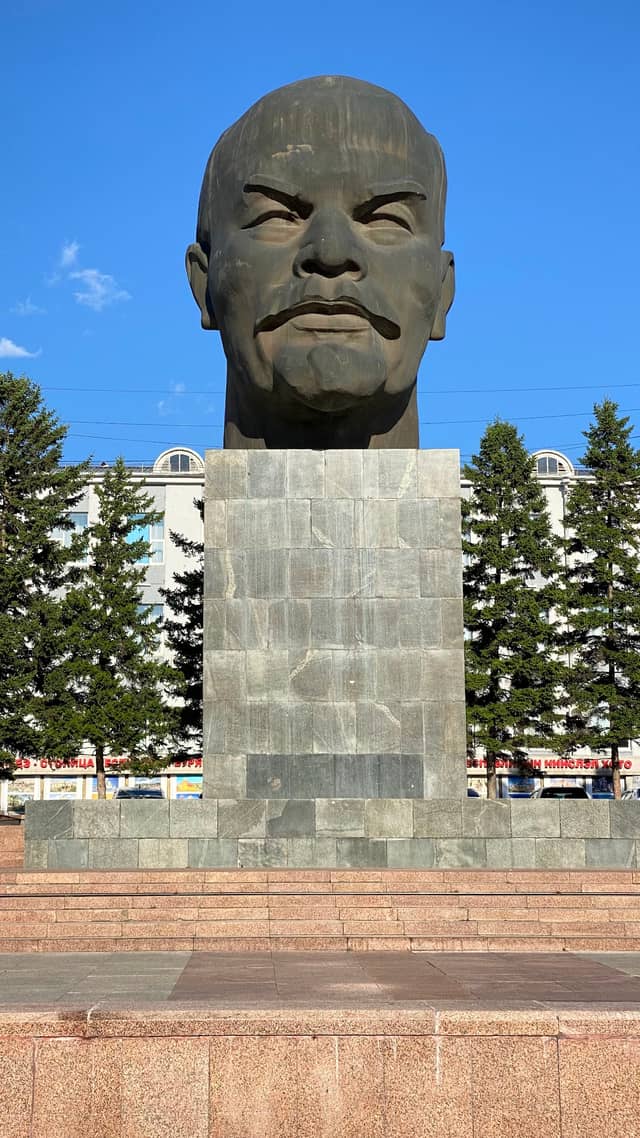 Голова Ленина на площади Советов