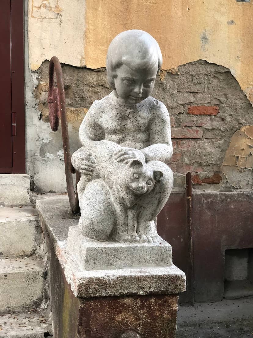 Скульптура "Ребенок с кошкой"