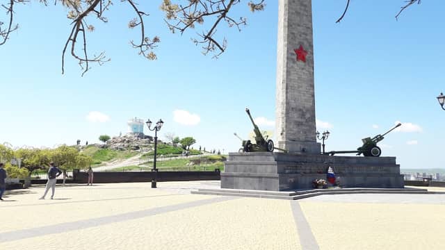 Обелиск Славы и Вечный огонь (Митридат)