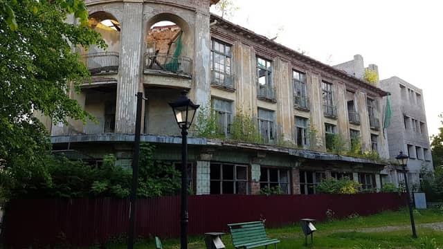 Дом с барельефом краба