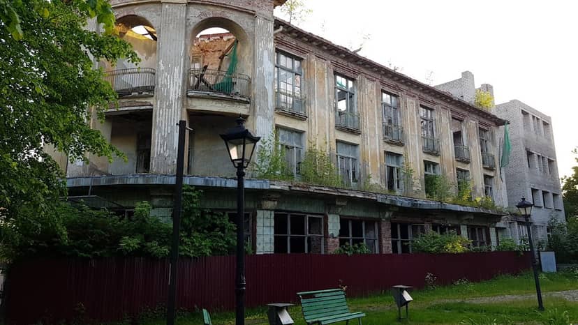 Дом с барельефом краба