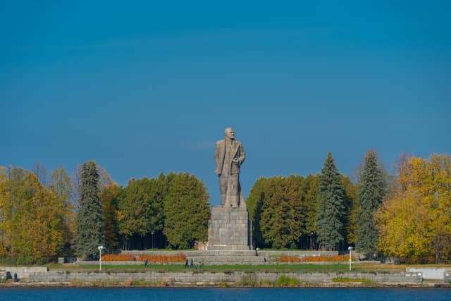 Памятник В. И. Ленину у входа в канал имени Москвы