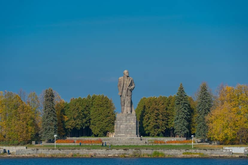 Памятник В. И. Ленину у входа в канал имени Москвы