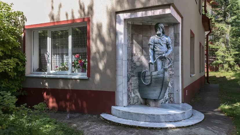 Скульптурная композиция "Рыбак Раушена"