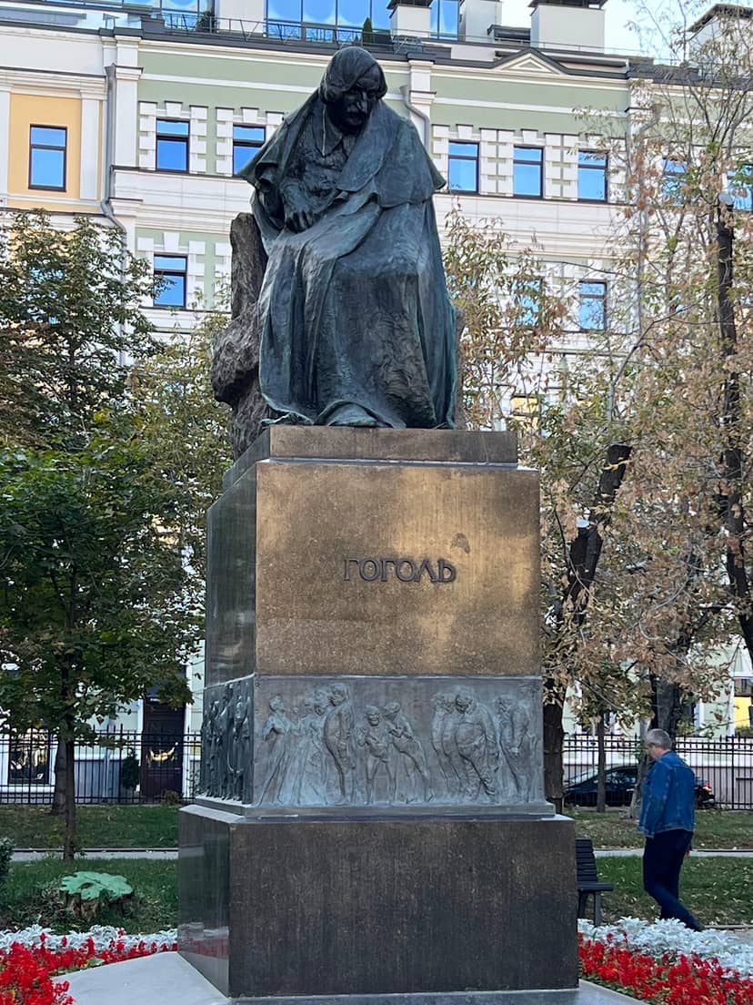 Памятник Гоголю на Никитском бульваре