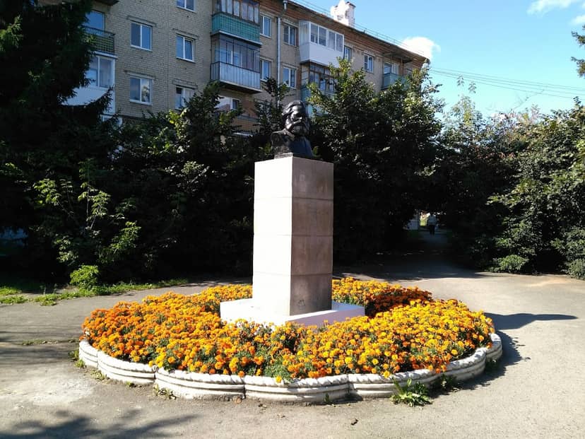 Монумент Карлу Марксу и Фридриху Энгельсу